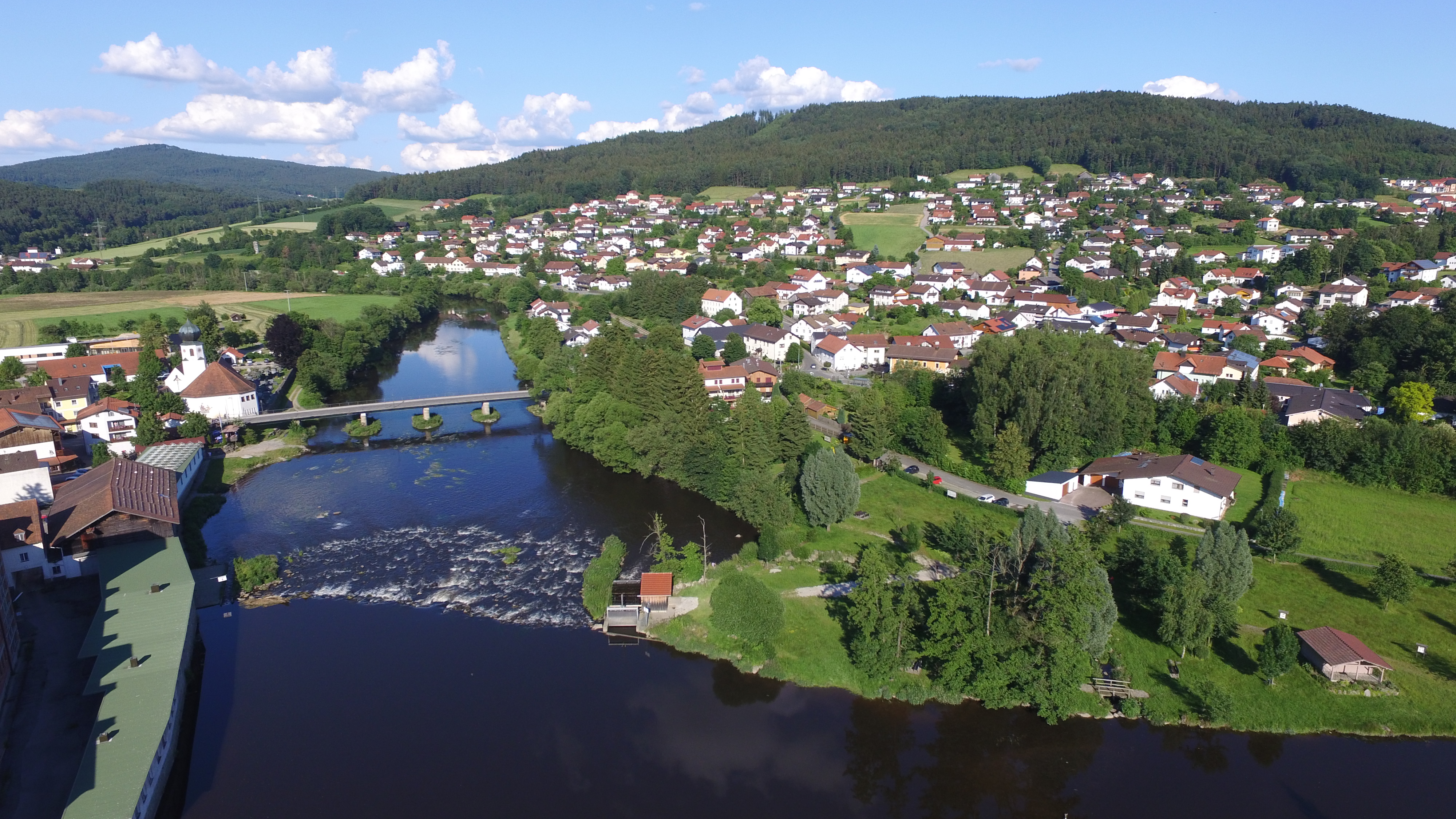 Kirche und Park.JPG Leider haben wir keinen Alternativtext zu diesem Bild, aber wir arbeiten daran.