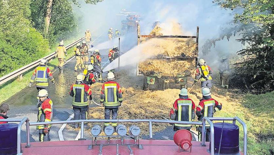 Anhänger voller Stroh stand auf der B 85 in Flammen