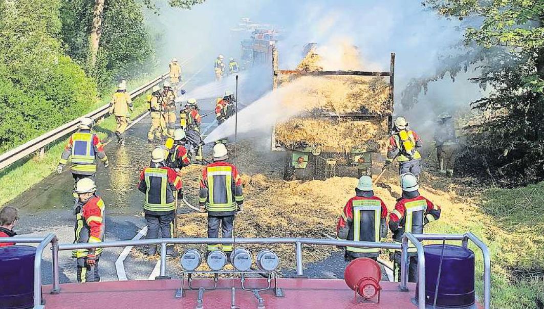 Anhänger voller Stroh stand auf der B 85 in Flammen