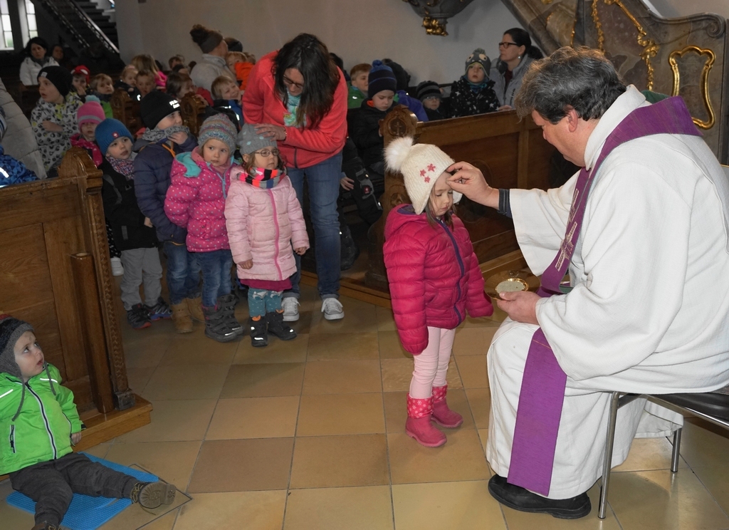 Ein Aschenkreuz für die Kinder