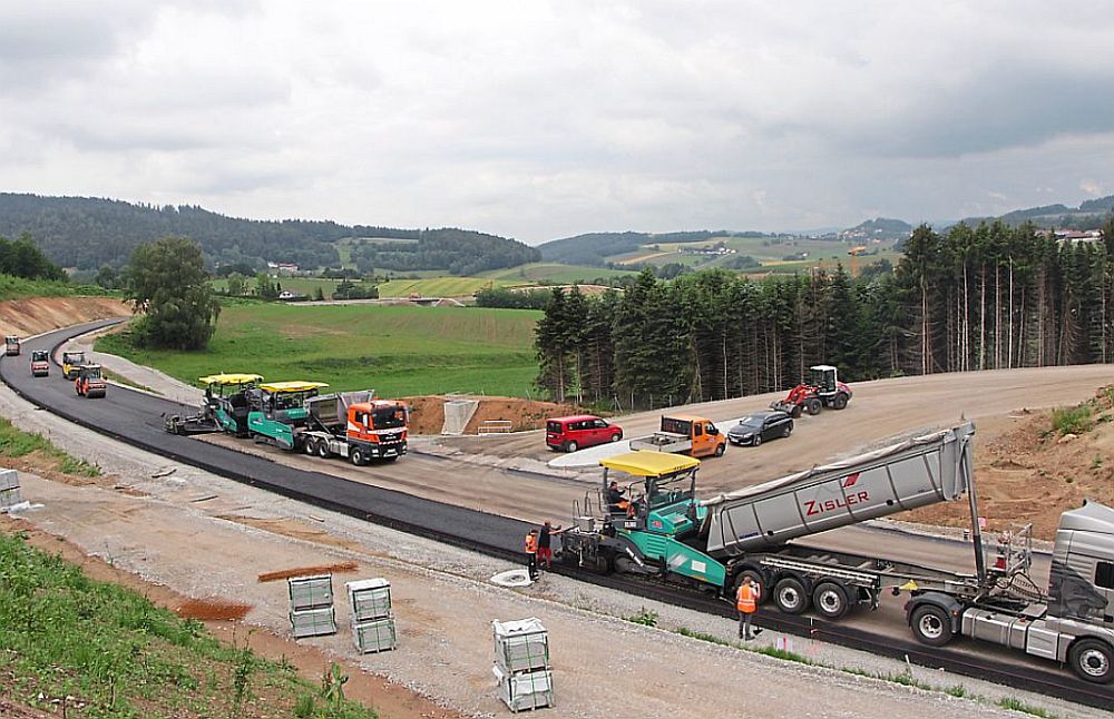 Straße schlängelt sich den Gänsberg hinauf