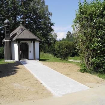 Ortsgemeinschaft renoviert Kapellenvorplatz