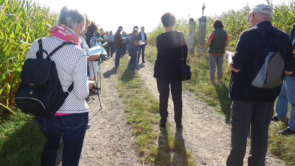 Jung und Alt gemeinsam beim Kreuzweg über den Eyberg 