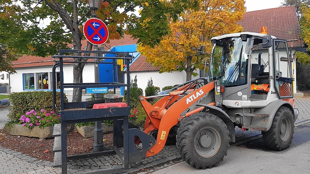 Mit Halteverbotsschildern Straße und Gehweg freihalten