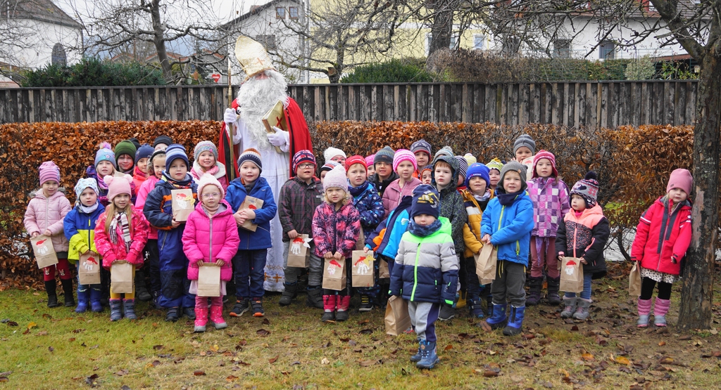 Sankt Nikolaus blätterte in seinem goldenen Buch