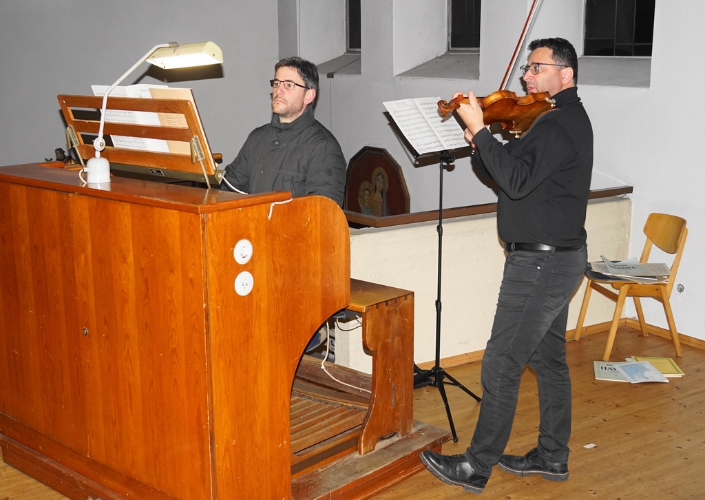 Rorate-Messe im Kerzenschein