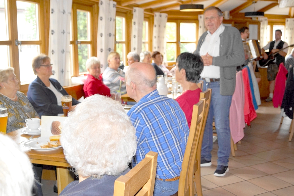 Weiß-blaue Oktoberfeststimmung beim Herbstfest