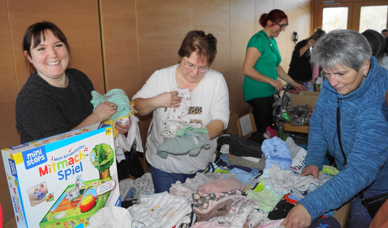 Gebrauchtes war gefragt    Riesige Auswahl beim Kindersachen-Flohmarkt im Bürgerhaus 