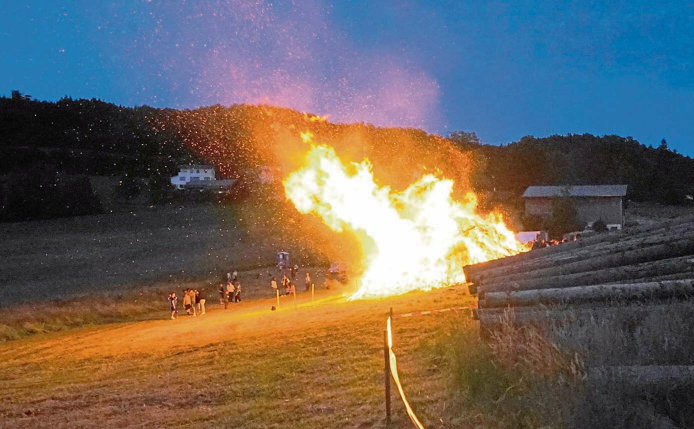 Feuer erhellte Nachthimmel