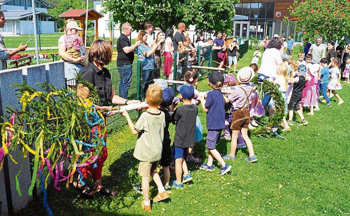 Hüpfburg, Kuchen, Musik