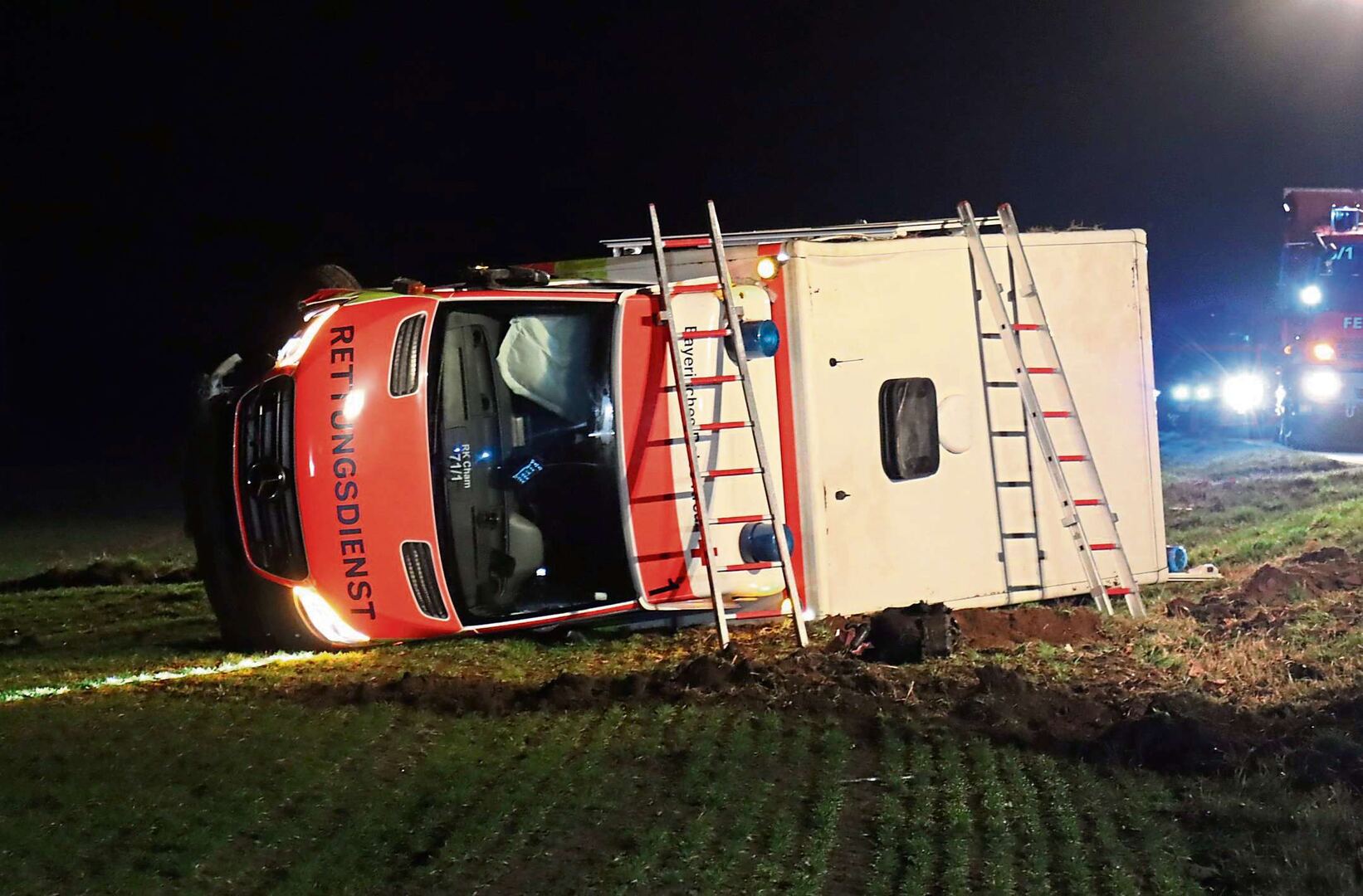 Frau übersieht Rettungswagen